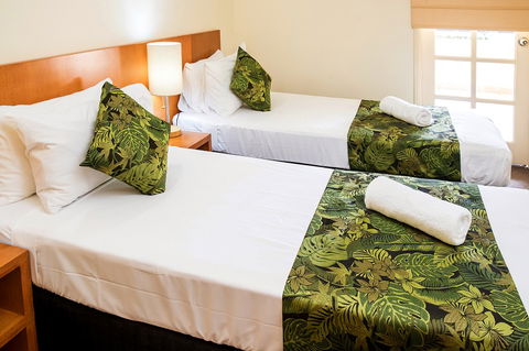 The Lakes Cairns Resort - Accommodation Redcliffe 8
