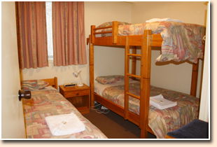 Snow View Holiday Units - Accommodation Redcliffe 2