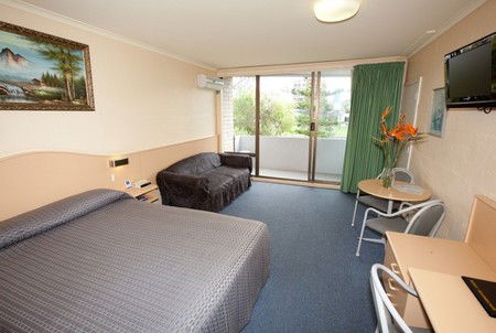 Palm Court Motor Inn - Accommodation Redcliffe 1