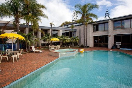 Palm Court Motor Inn - Accommodation Redcliffe 2