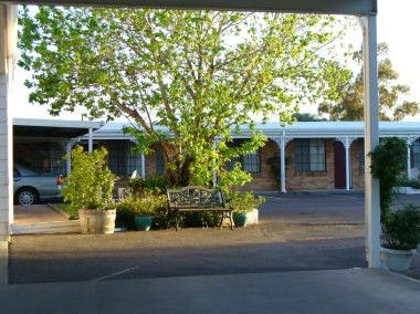 Colonial Motor Lodge - Accommodation Redcliffe 2