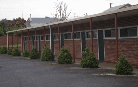 Le Cavalier Court Motel - Accommodation Redcliffe 2