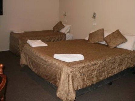 Colonial Village Motel - Accommodation Redcliffe 4