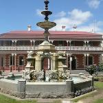 Jens Town Hall Hotel - Accommodation Redcliffe 2