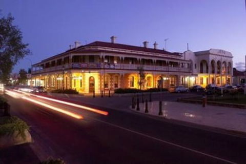Jens Town Hall Hotel - Accommodation Redcliffe 3