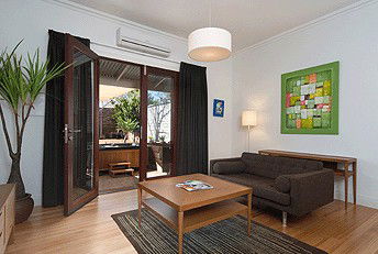 Strathalbyn Villas - Accommodation Redcliffe 2