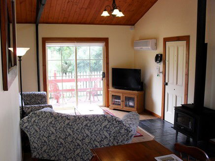 The Old Oak Bed And Breakfast - The Shearing Quarters - Accommodation Redcliffe 2