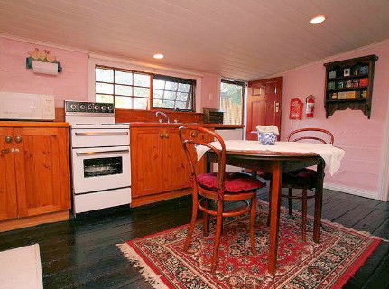 Hollyhock Cottage - Accommodation Redcliffe 1