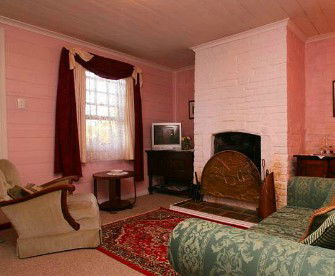 Hollyhock Cottage - Accommodation Redcliffe 4