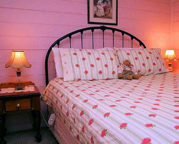 Hollyhock Cottage - Accommodation Redcliffe 5