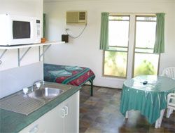 Gee Dees Family Cabins - Accommodation Redcliffe 1