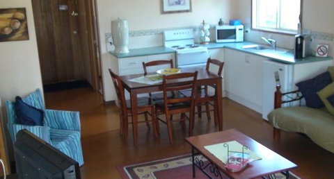 Avoca Cottages - Accommodation Redcliffe 2