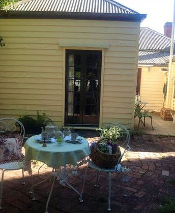 Newington House - Accommodation Redcliffe 0