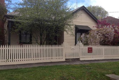 Newington House - Accommodation Redcliffe 5