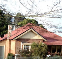 Batlow House - Accommodation Redcliffe