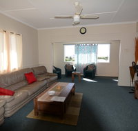 AMELIA STREET GLADSTONE 5 BEDROOMS - Accommodation Redcliffe