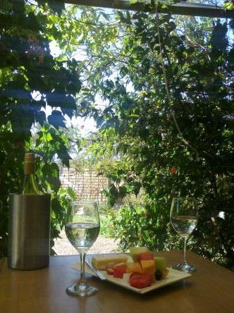 Yarckcottage - Accommodation Redcliffe 5