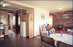 Del Costa Holiday Villas - Accommodation Redcliffe 2