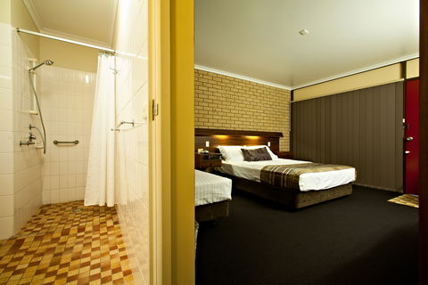 Sarina Motor Inn - Accommodation Redcliffe 2