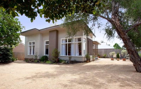 Driftwood Beach Cottage - Accommodation Redcliffe 0
