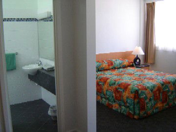 Baileys Hotel Motel - Accommodation Redcliffe 0
