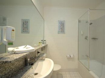 Best Western Grand Country Lodge - Accommodation Redcliffe 2