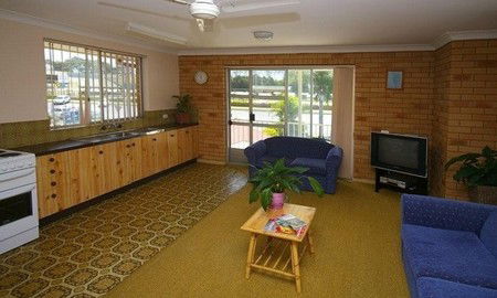 Beachlander Holiday Apartments - Accommodation Redcliffe 4