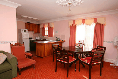 Hatchers Manor - Accommodation Redcliffe 2