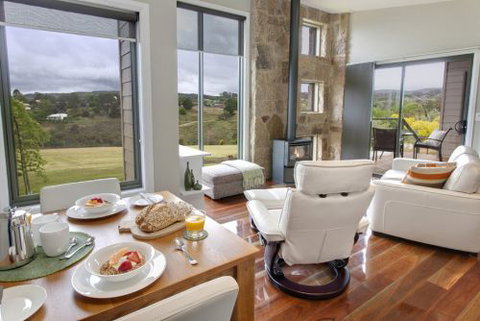 Stonetryst Spa Villas - Accommodation Redcliffe 2
