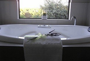 Stonetryst Spa Villas - Accommodation Redcliffe 4
