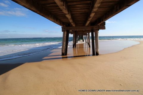 Homes Down Under - Accommodation Redcliffe 5