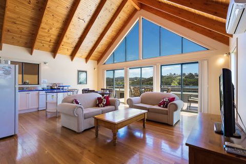 Eden Holiday Rentals - Accommodation Redcliffe 4