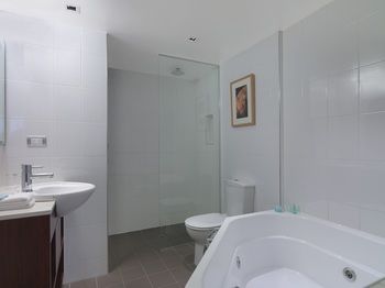 Amora Riverwalk Melbourne - Accommodation Redcliffe 2