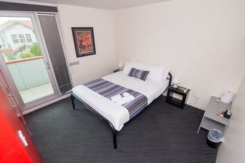 Base Backpackers Melbourne Hostel - Accommodation Redcliffe 3
