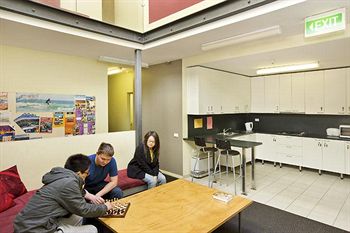 Cambridge Lodge - Hostel/Backpacker - Accommodation Redcliffe 1