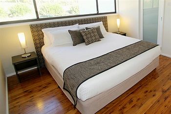 Wine Country Villas - Accommodation Redcliffe 2