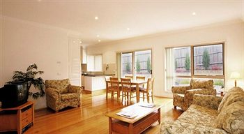 Waverley Corporate Townhouses - Accommodation Redcliffe 5