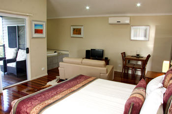 Yabbaloumba Retreat - Accommodation Redcliffe 2
