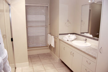 Yabbaloumba Retreat - Accommodation Redcliffe 3