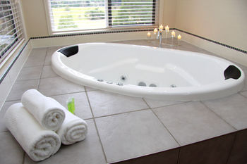 Yabbaloumba Retreat - Accommodation Redcliffe 7