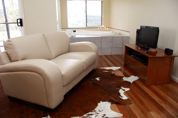 Yabbaloumba Retreat - Accommodation Redcliffe 9