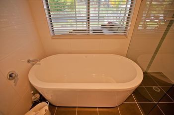 Moonee Beach Executive Retreat - Accommodation Redcliffe 3