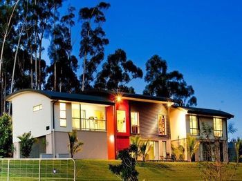 Moonee Beach Executive Retreat - Accommodation Redcliffe 5