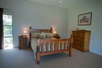 Moonee Beach Executive Retreat - Accommodation Redcliffe 8