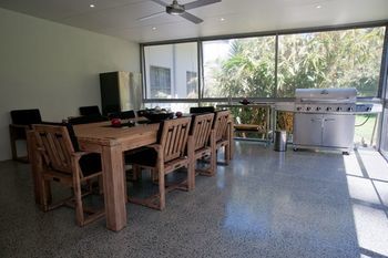 Moonee Beach Executive Retreat - Accommodation Redcliffe 19