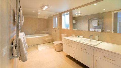 Plantation House At Whitecliffs - Accommodation Redcliffe 4