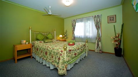 Long John Silver's Surf Retreat - Accommodation Redcliffe 1