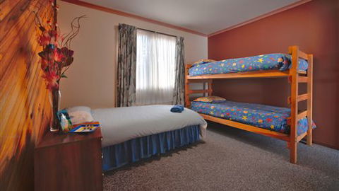 Long John Silver's Surf Retreat - Accommodation Redcliffe 3