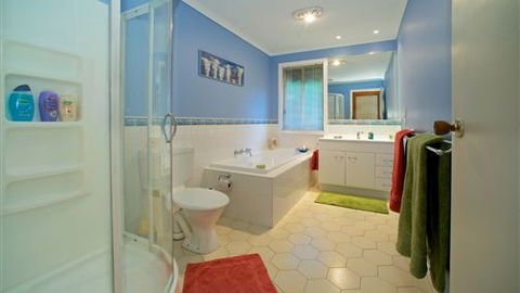 Long John Silver's Surf Retreat - Accommodation Redcliffe 4