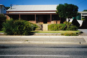 Botts Beach Retreat - Accommodation Redcliffe 1